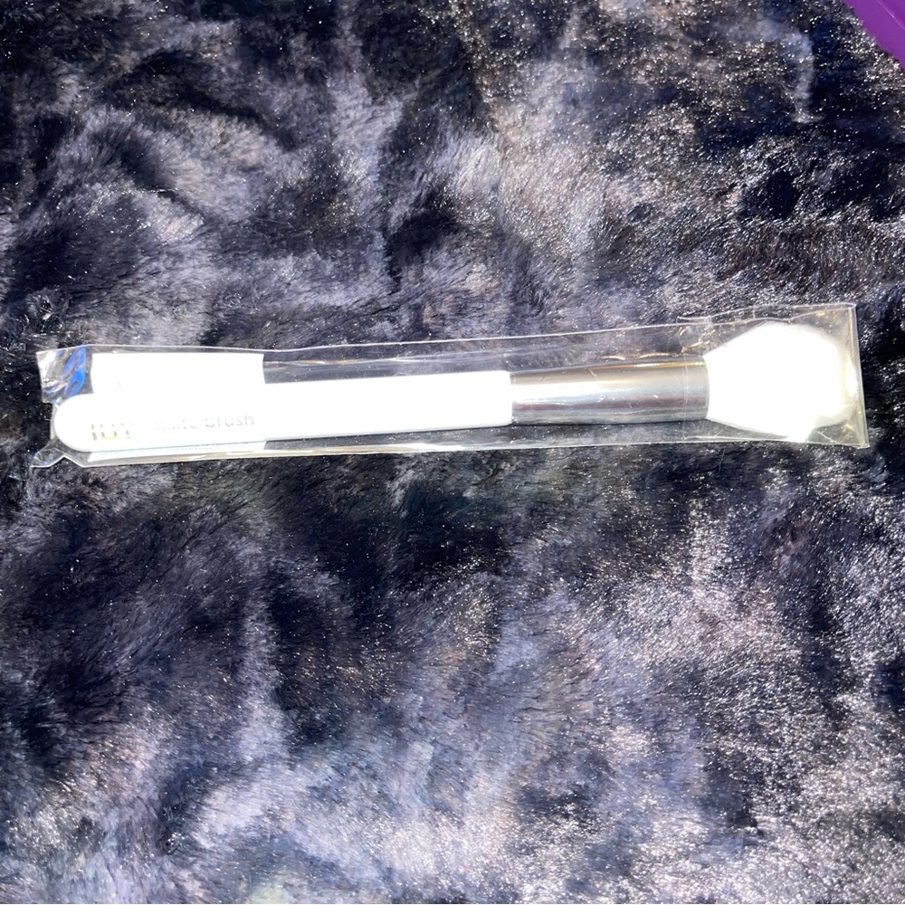 Iby Beauty makeup brush
